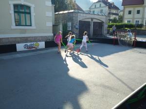 Ahacijev trg, igrala hokej na suho - dekleta v akciji